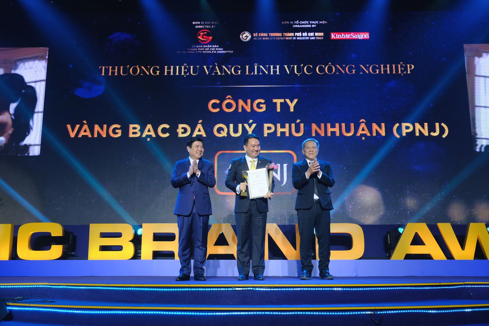 Hình nhận giải Thương Hiệu Vàng TPHCM 2020 PNJ