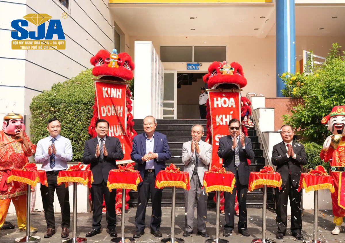 CHỦ TỊCH HỘI THAM DỰ LỄ KHAI MẠC HỘI CHỢ QUỐC TẾ TRAN G SỨC VIỆT NAM 2025 